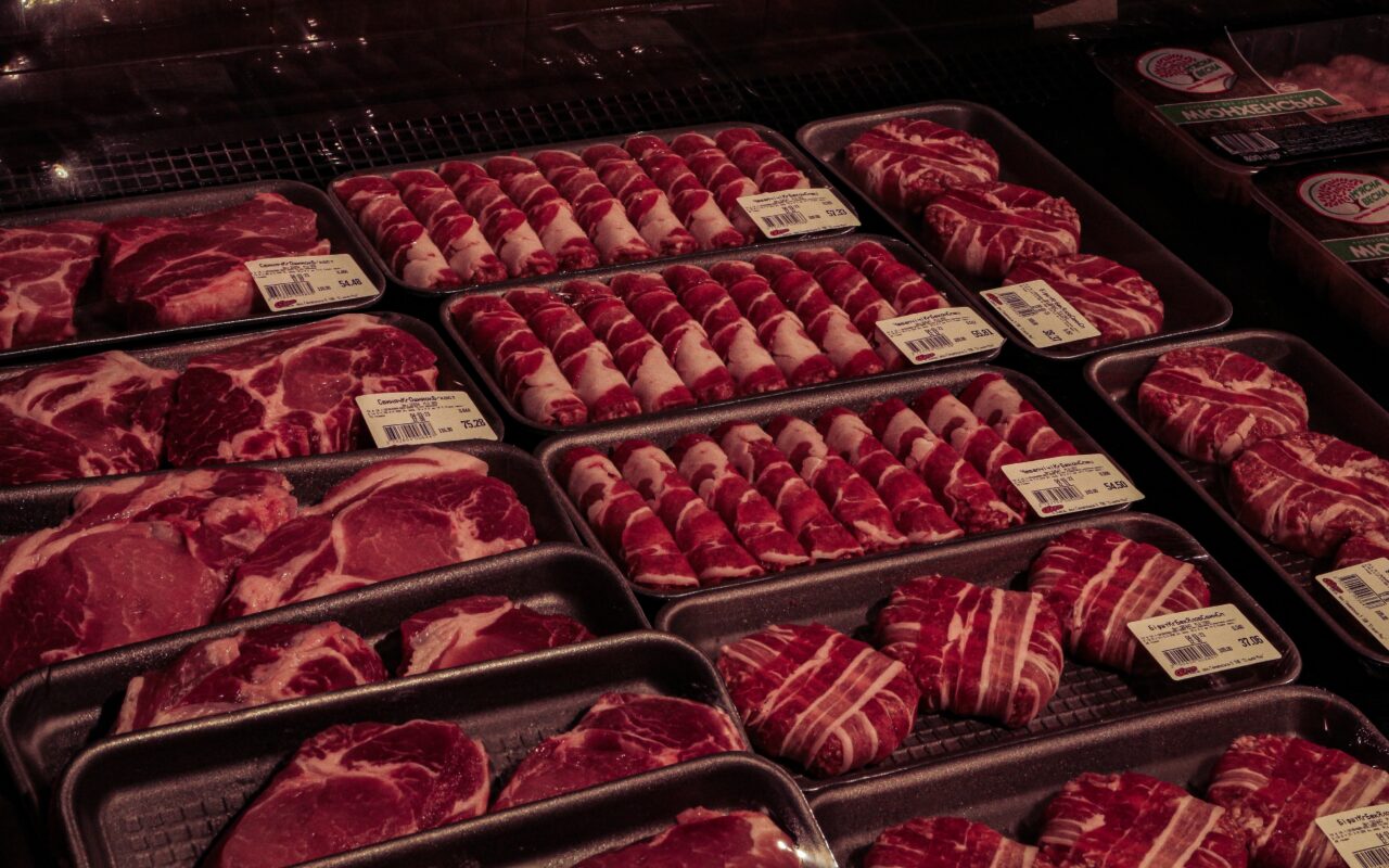 Veto à carne brasileira expõe diferenças importantes na forma como a União Europeia e o Mercosul tomam decisões