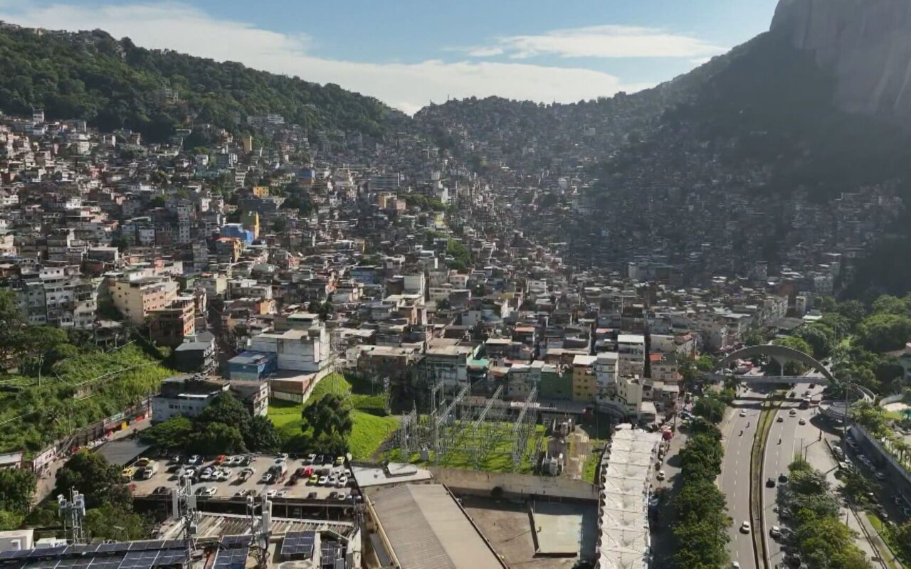 O que é a 'pobreza de refrigeração', que torna o calor extremo mais perigoso para milhões de pessoas