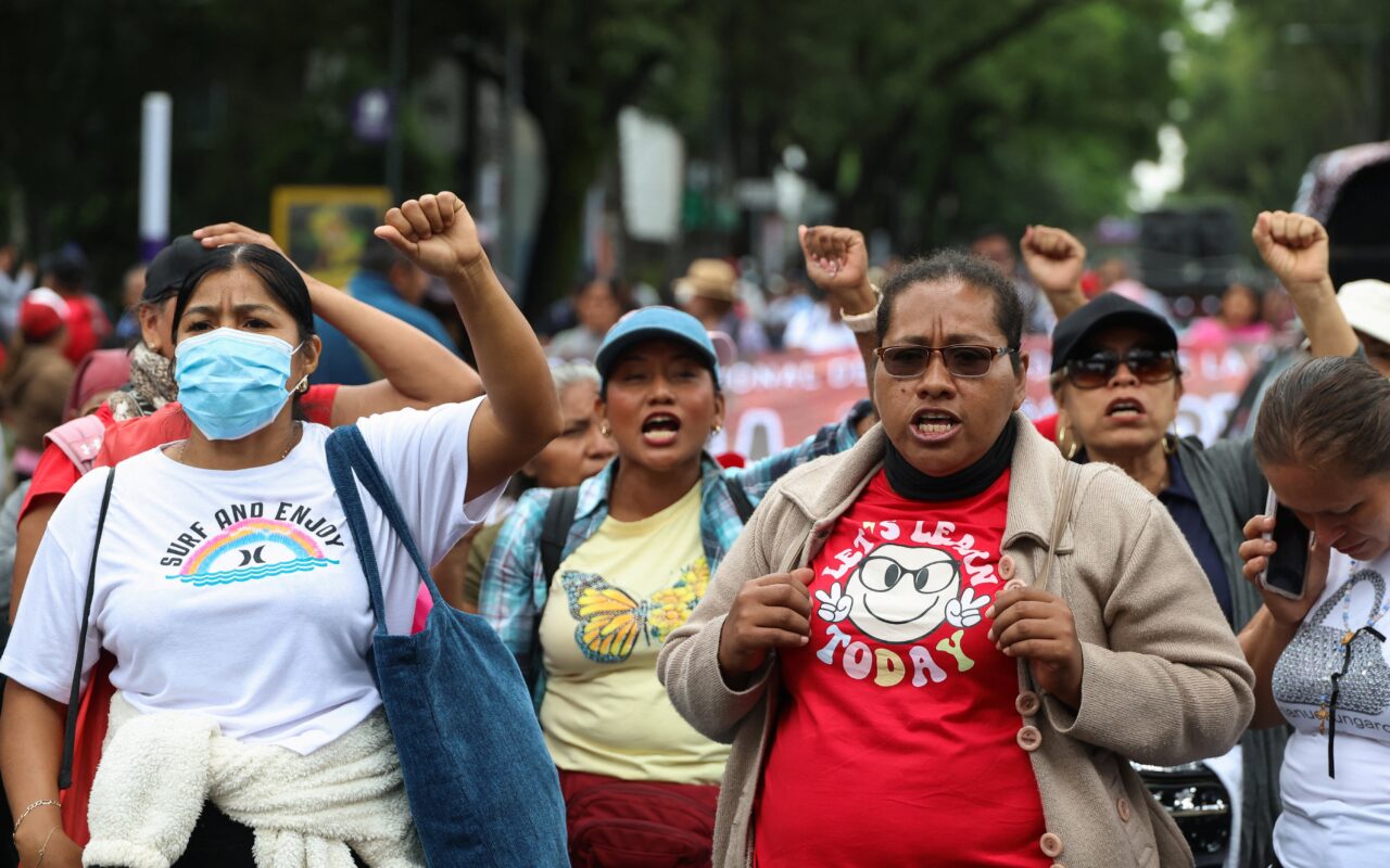 'Sem solução, a bola não rola': professores pedem aumento de 100% em protestos contra a Copa no México