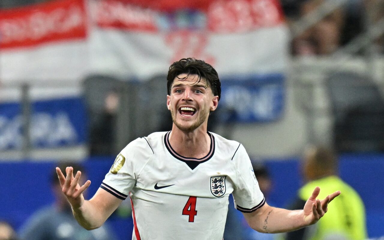 Meia da Inglaterra revela estar jogando com dores há meses: "Quantidade obscena de jogos"