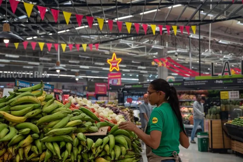 O país vizinho do Brasil onde empregados passaram a trabalhar menos e a ganhar mais (com desemprego na mínima histórica)
