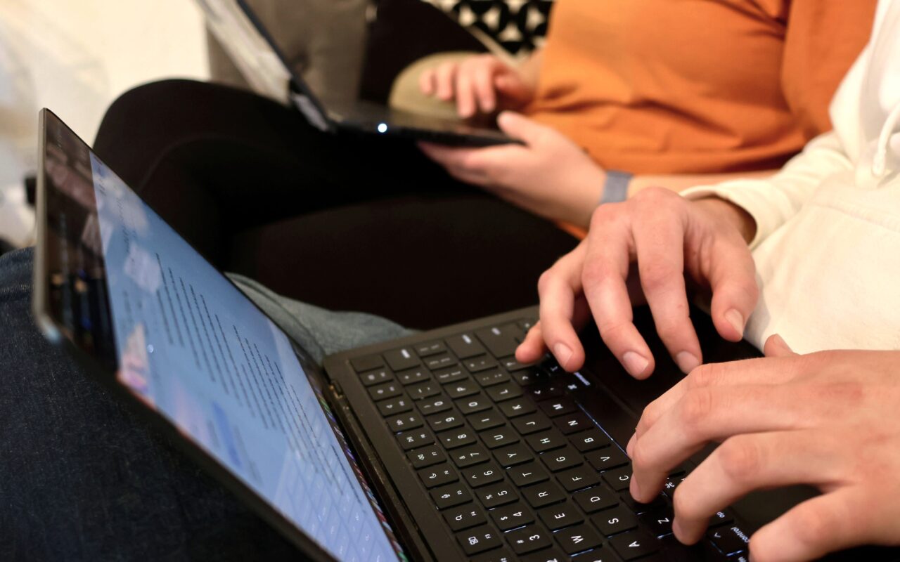 Jovem e desempregado? Estudo mostra que home office pode ser mais problema que a IA
