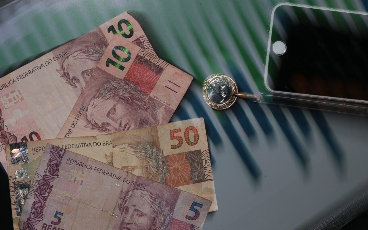 Dinheiro lidera preocupações em pesquisa e supera saúde, família e trabalho; veja o que explica