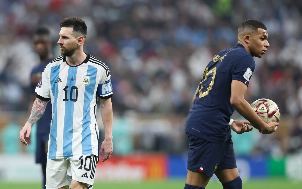 Mbappé guarda bola da final da Copa do Mundo de 2022 autografada por Messi