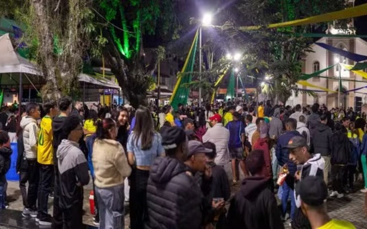 Copa na cidade de Danilo em Minas tem telão na praça da igreja e show de pagode do irmão do lateral