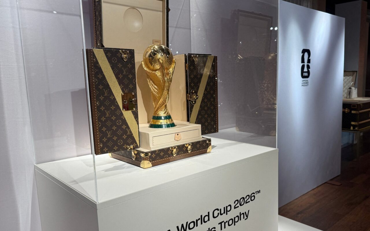 Taça da Copa do Mundo chegará ao estádio da final em um baú personalizado da Louis Vuitton; FOTOS