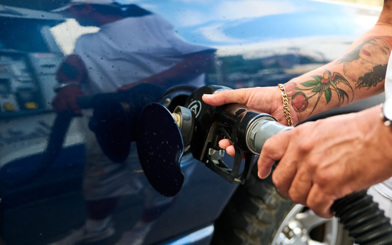 Sobe na guerra, não cai na trégua: por que os preços da gasolina e diesel demoram a cair nos postos