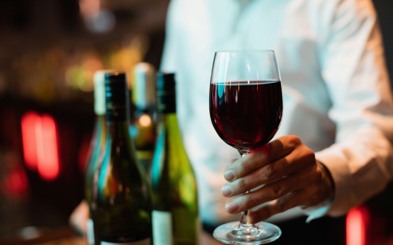 Vinhos importados mais baratos perdem espaço com inflação, enquanto rótulos premium avançam