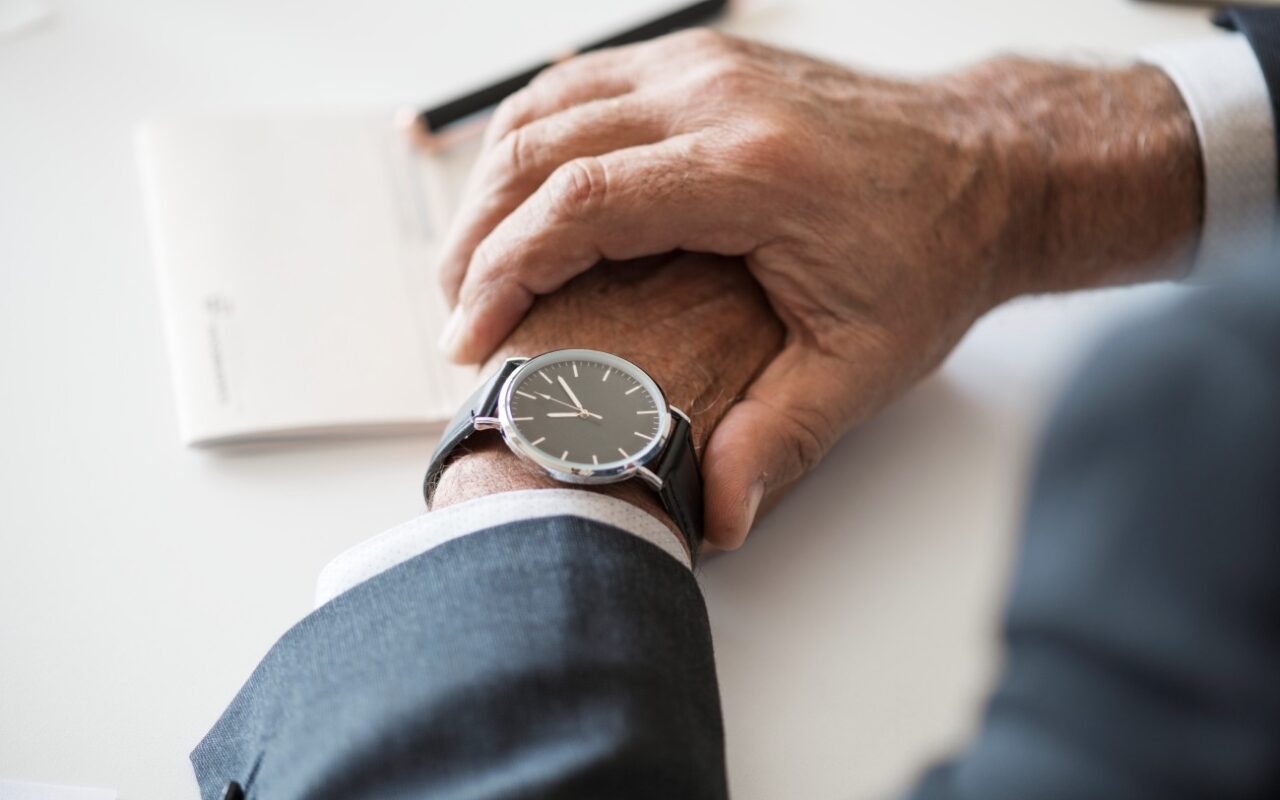 Justa causa por trabalhar 4 minutos a mais: quando fazer hora extra pode virar motivo de demissão?