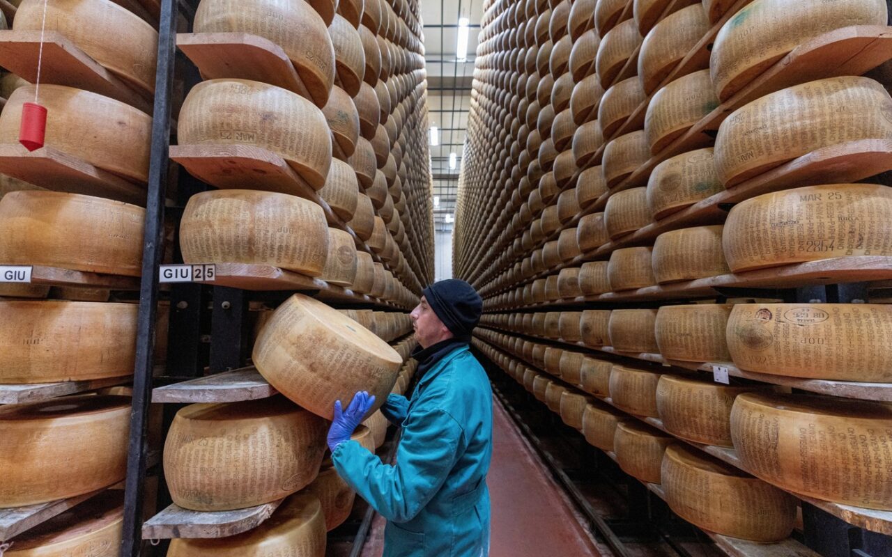 'Não queremos ser a última geração a comer esse queijo': ondas de calor ameaçam a produção do Parmigiano Reggiano na Itália