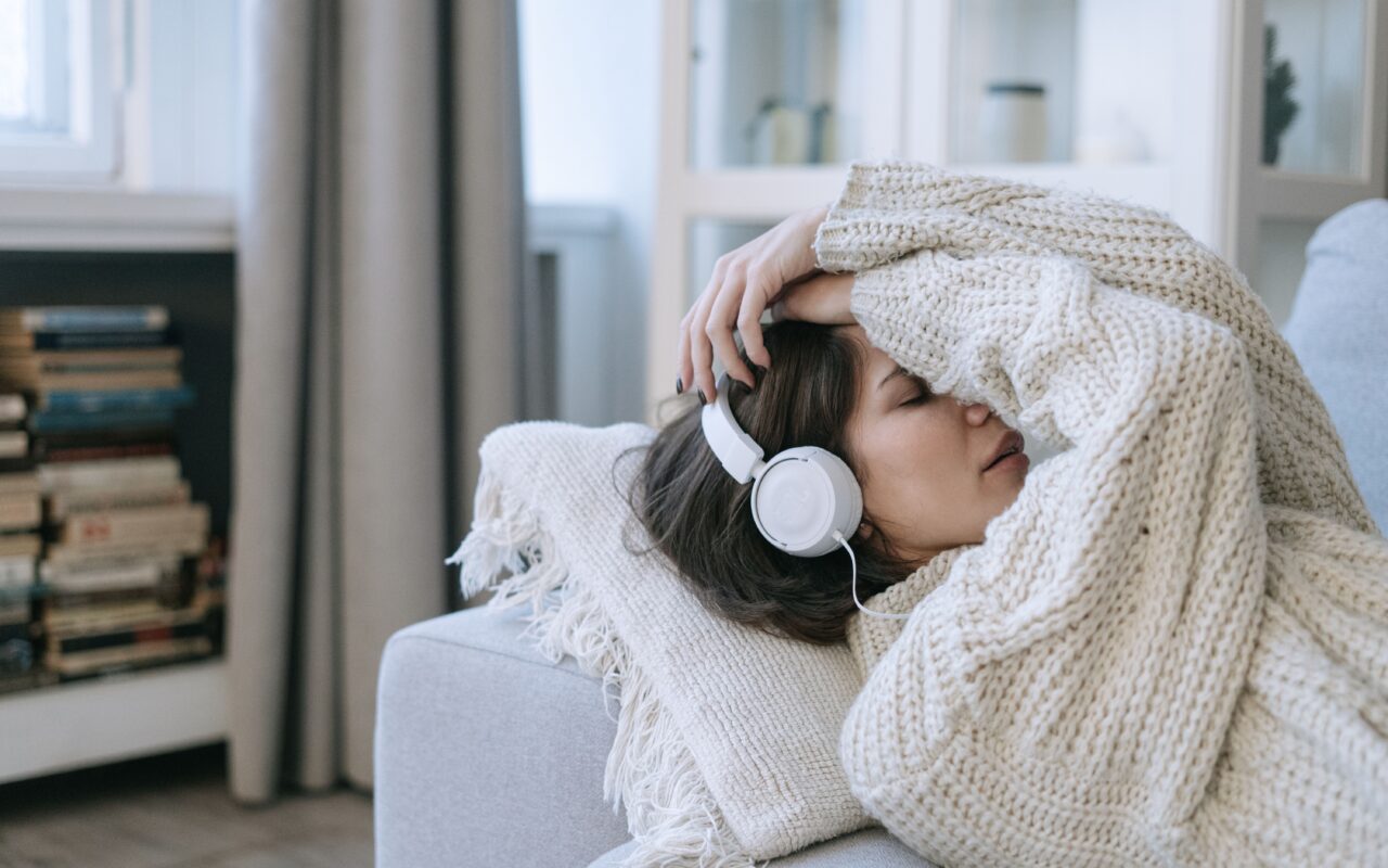 'Playlist da Fossa': Por que sentimos necessidade de ouvir músicas tristes quando já estamos tristes?