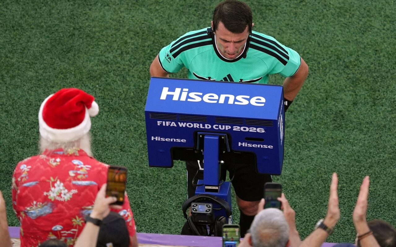 Chefe de arbitragem da Uefa quer menos uso do VAR: "Isto é futebol, não é PlayStation"