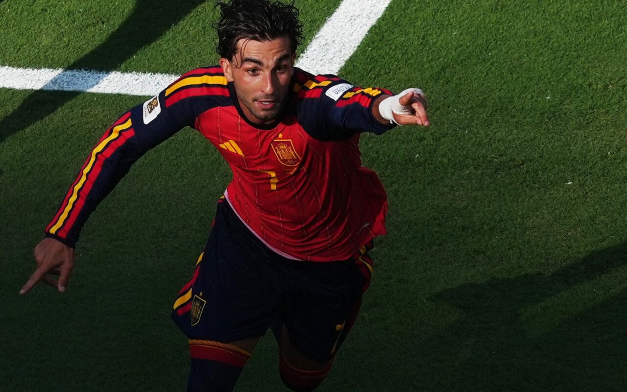 Autor do gol que deu o bi à Espanha na Copa do Mundo não treina no Barcelona e se aproxima do PSG