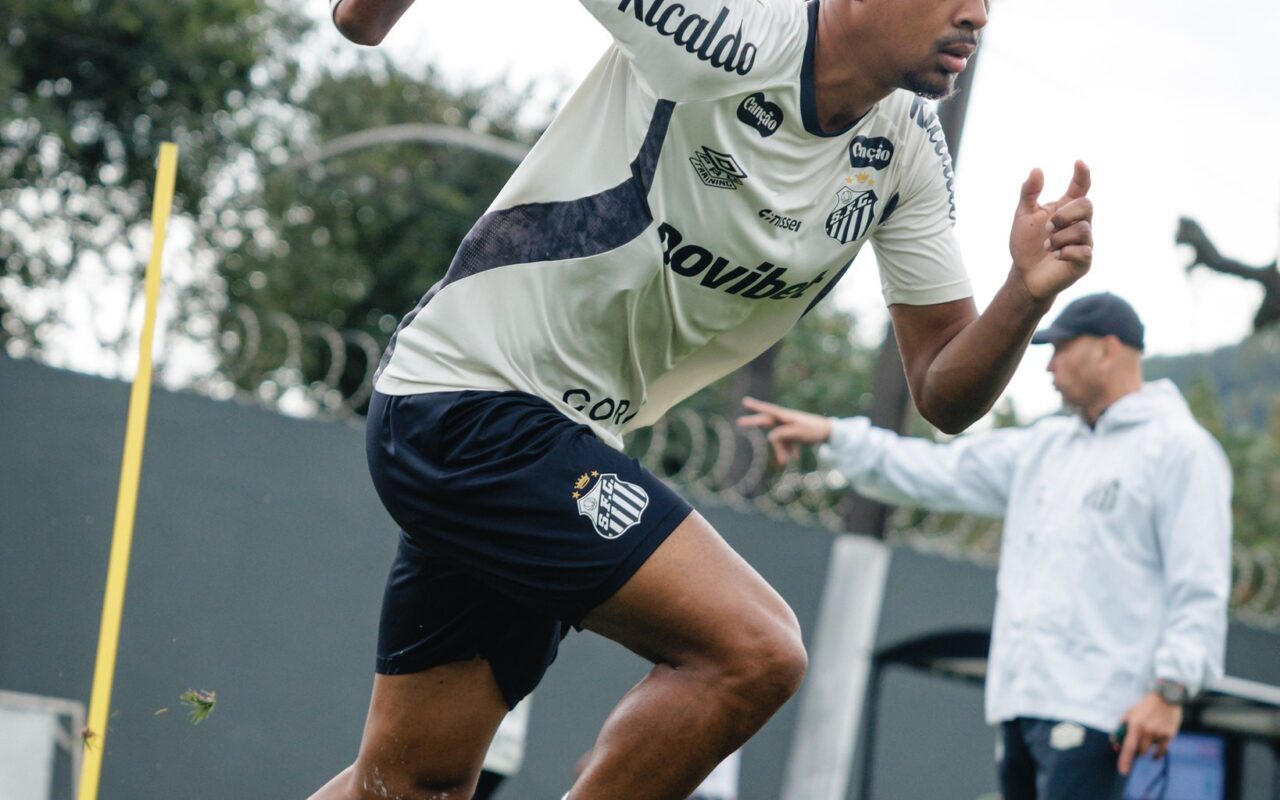 João Ananias desbanca veterano e se firma como titular da zaga do Santos