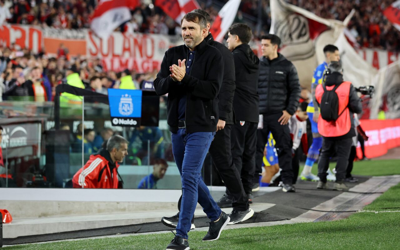 Crise no River Plate: torcida protesta, e Coudet balança no cargo após quarta derrota seguida