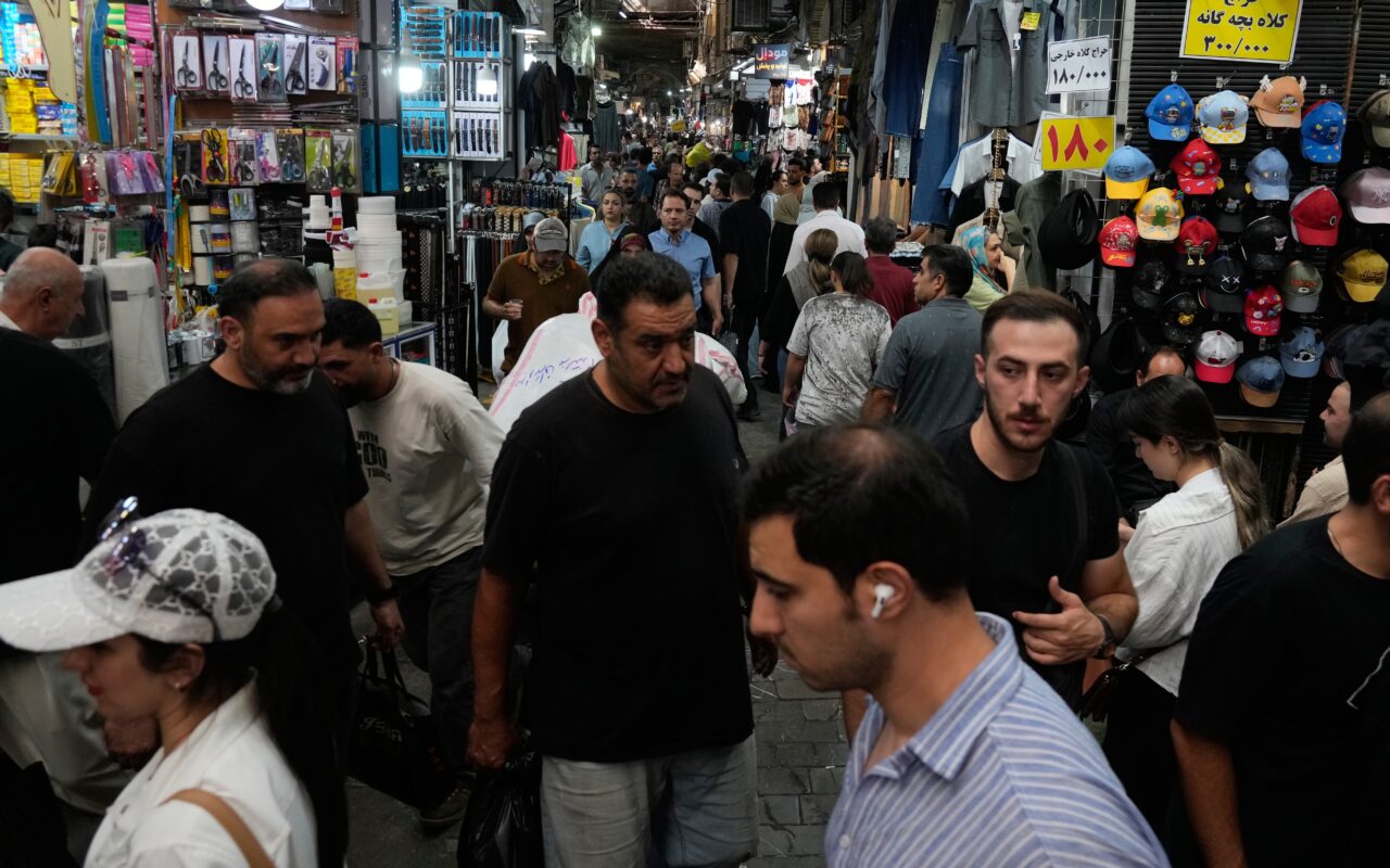 Famílias iranianas lutam para comprar o básico enquanto EUA intensificam guerra econômica