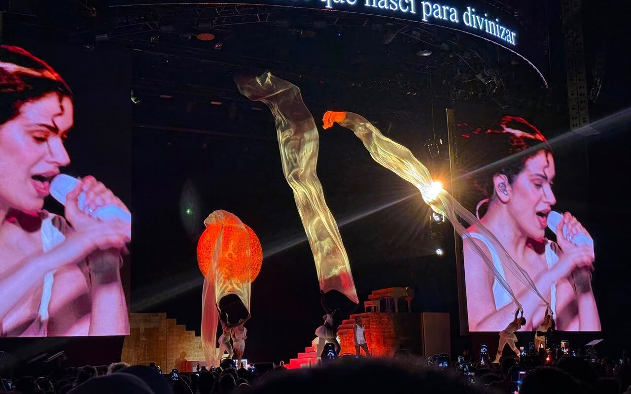 Com orquestra e artes clássicas, Rosalía transforma disco ambicioso em seu melhor show