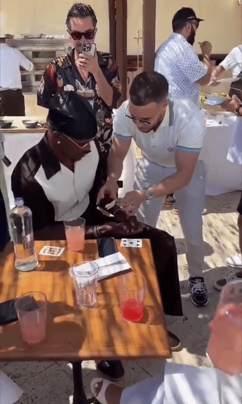 Mágico surpreende Jimmy Butler com cobra durante truque de cartas; veja vídeo