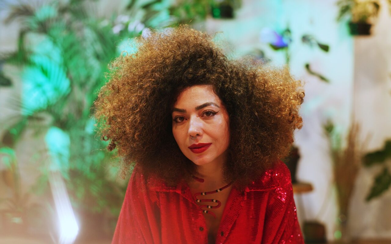 Vanessa Moreno visita a obra de Djavan dentro do próprio universo rítmico em álbum situado distante do barzinho